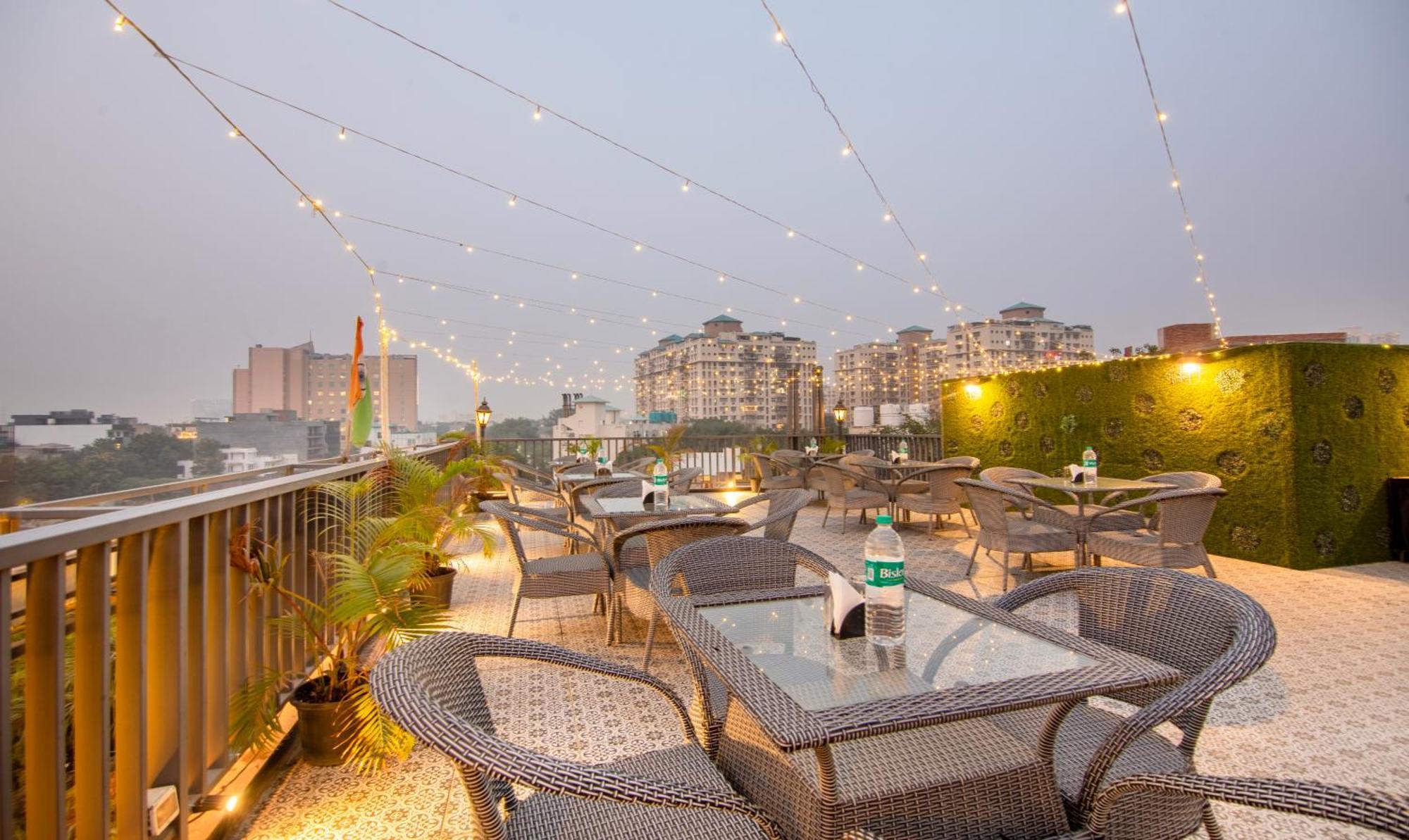 Super Townhouse Sushant Lok Phase 1 Formerly Hotel Neven غورغاون المظهر الخارجي الصورة
