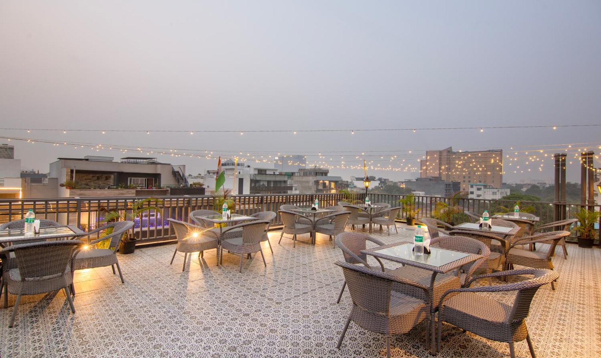 Super Townhouse Sushant Lok Phase 1 Formerly Hotel Neven غورغاون المظهر الخارجي الصورة