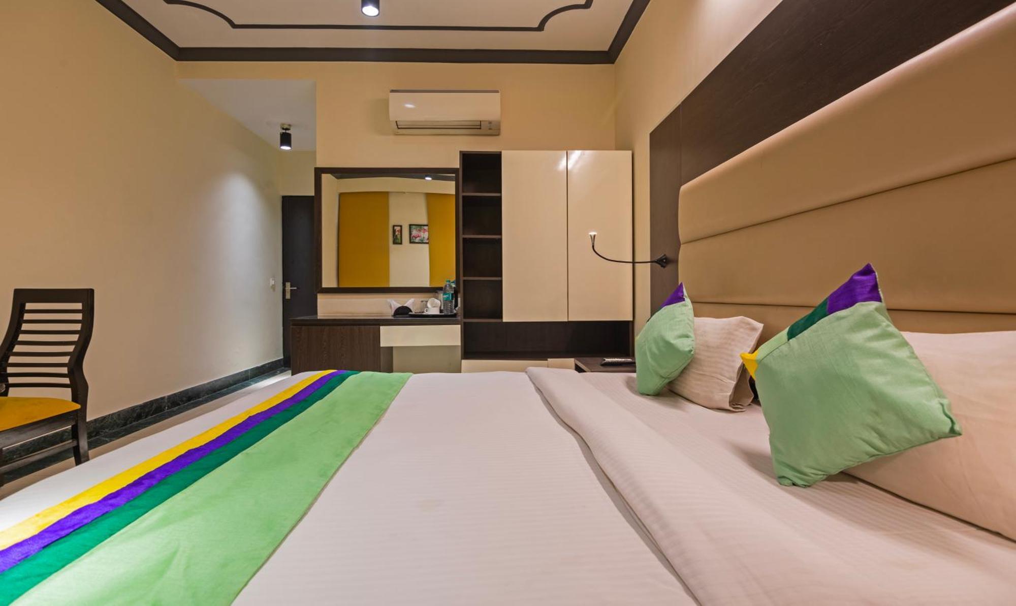 Super Townhouse Sushant Lok Phase 1 Formerly Hotel Neven غورغاون المظهر الخارجي الصورة