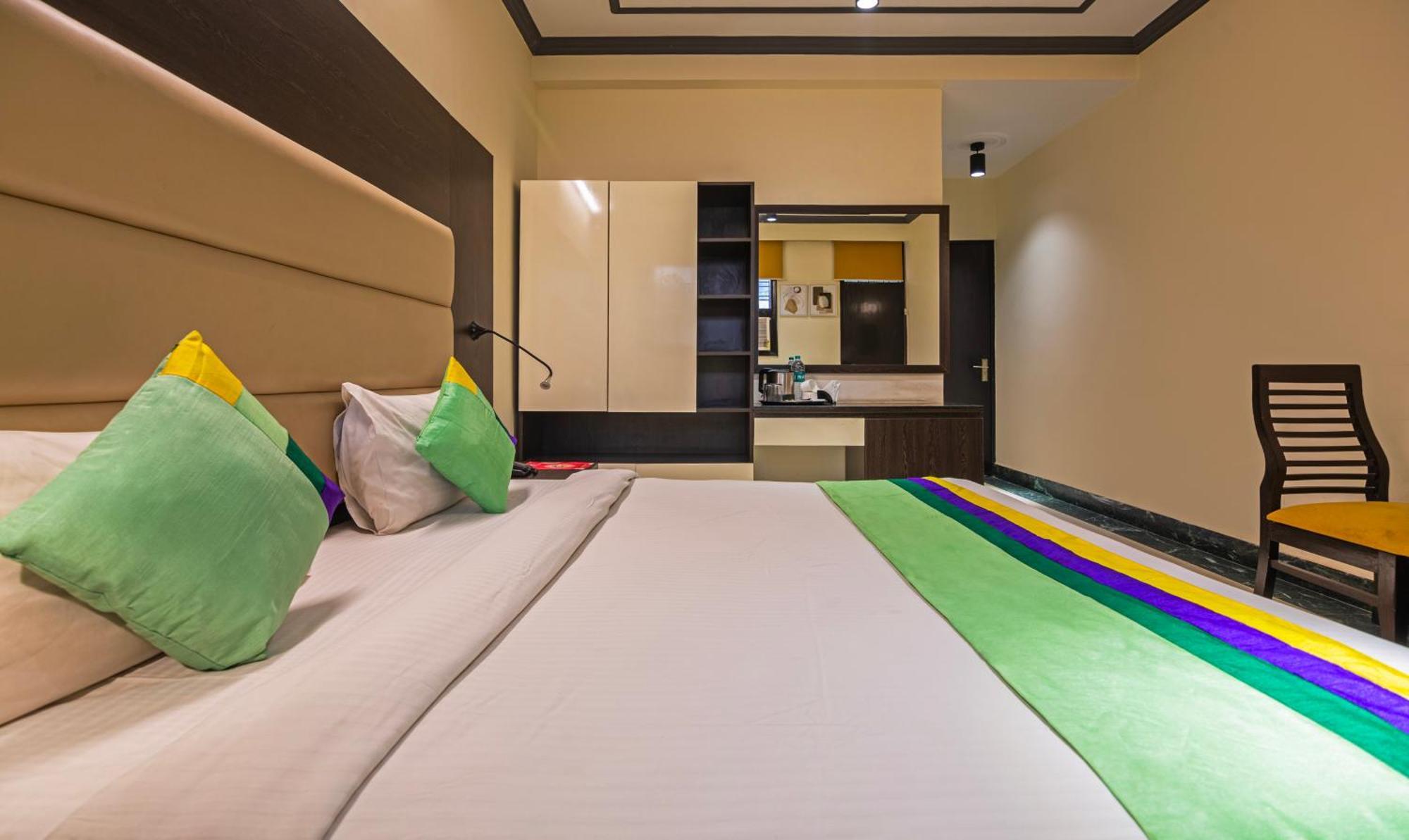 Super Townhouse Sushant Lok Phase 1 Formerly Hotel Neven غورغاون المظهر الخارجي الصورة