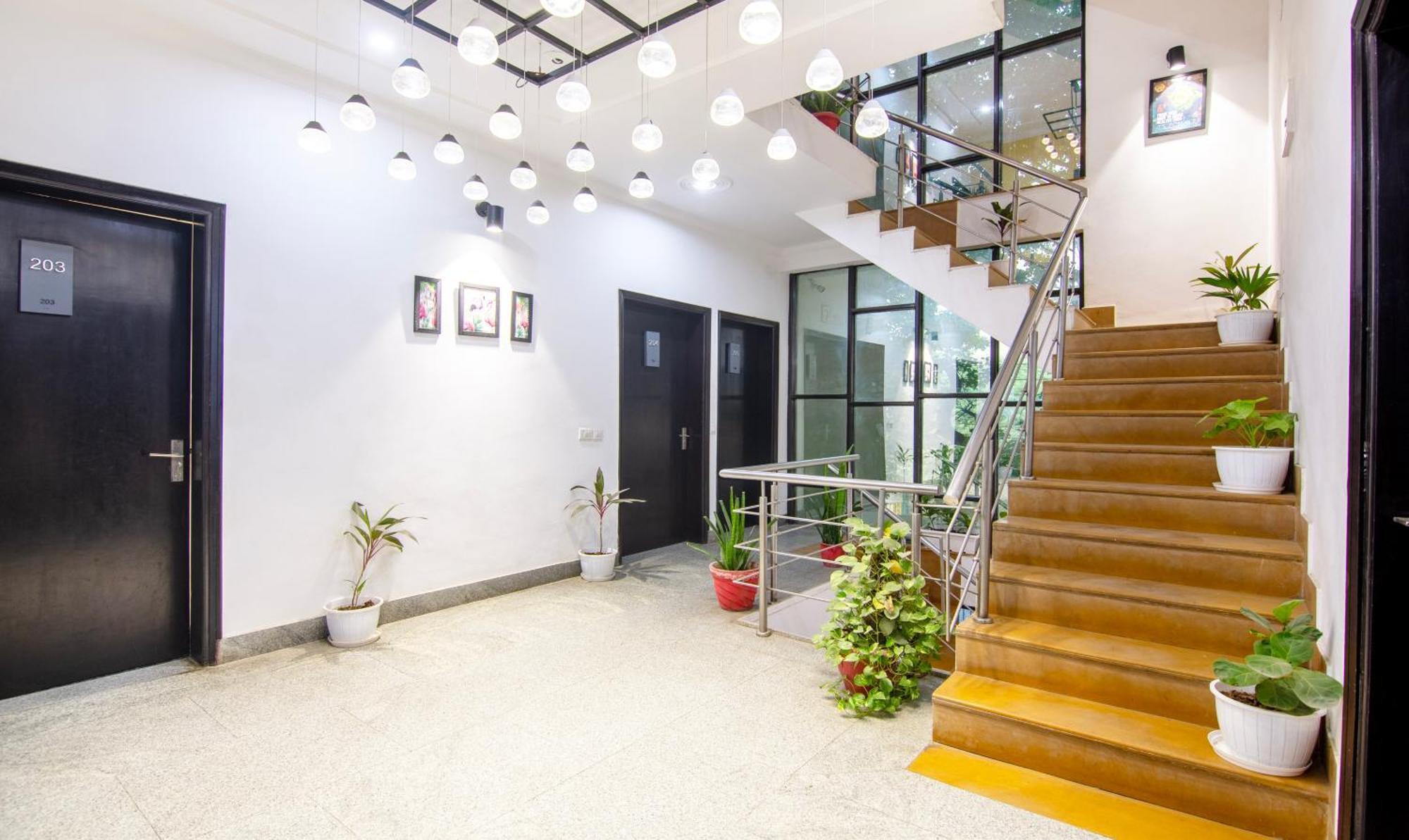 Super Townhouse Sushant Lok Phase 1 Formerly Hotel Neven غورغاون المظهر الخارجي الصورة