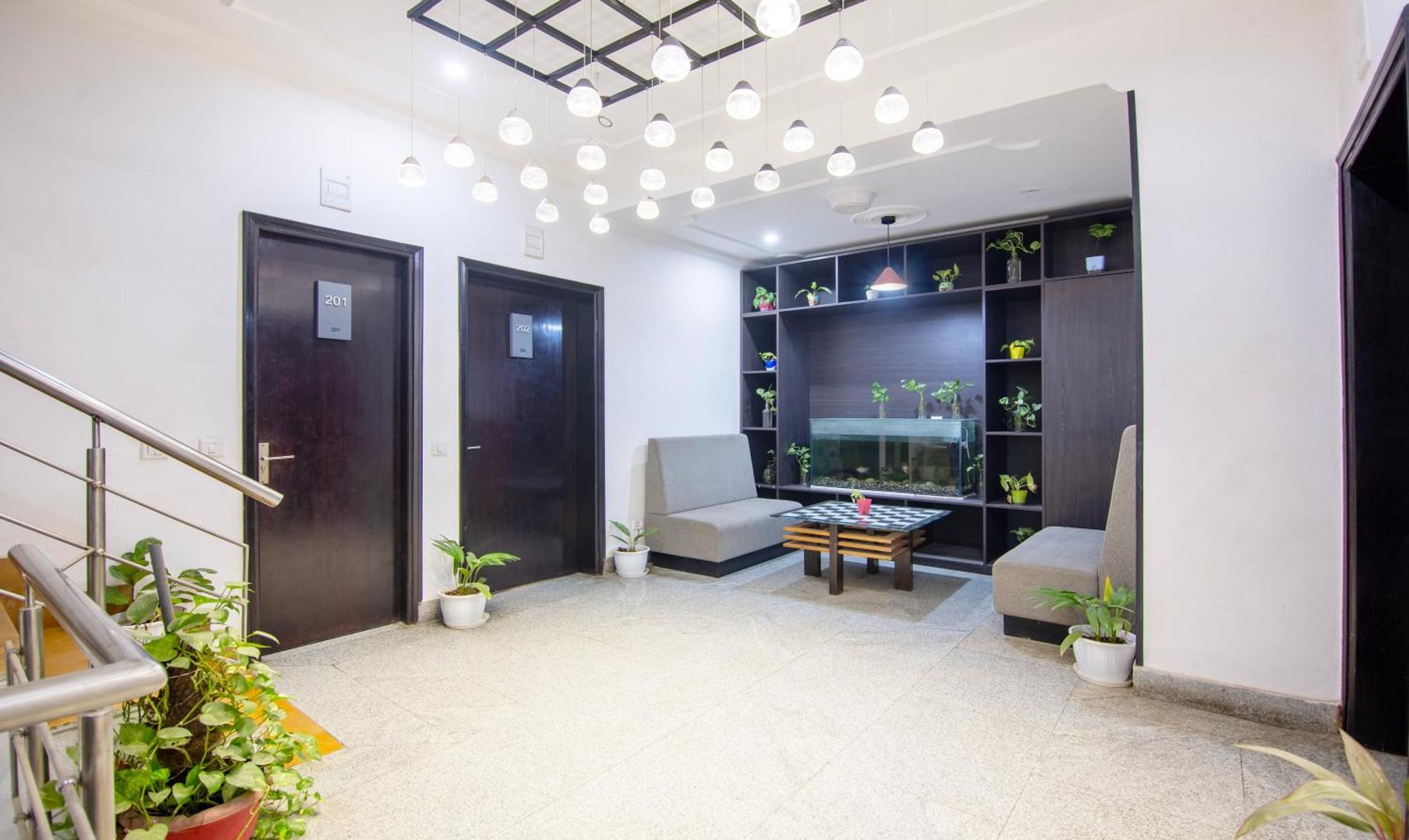 Super Townhouse Sushant Lok Phase 1 Formerly Hotel Neven غورغاون المظهر الخارجي الصورة