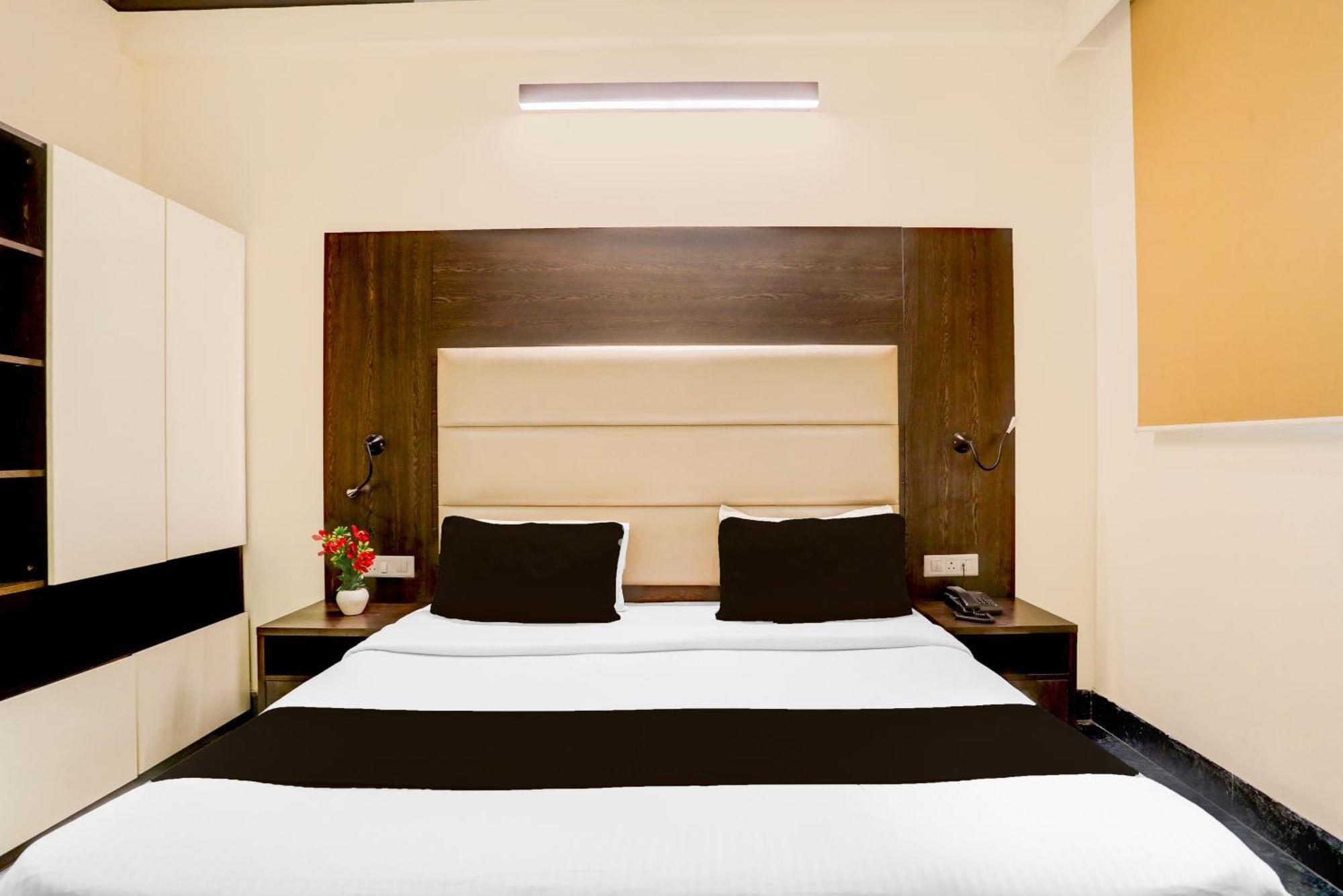 Super Townhouse Sushant Lok Phase 1 Formerly Hotel Neven غورغاون المظهر الخارجي الصورة