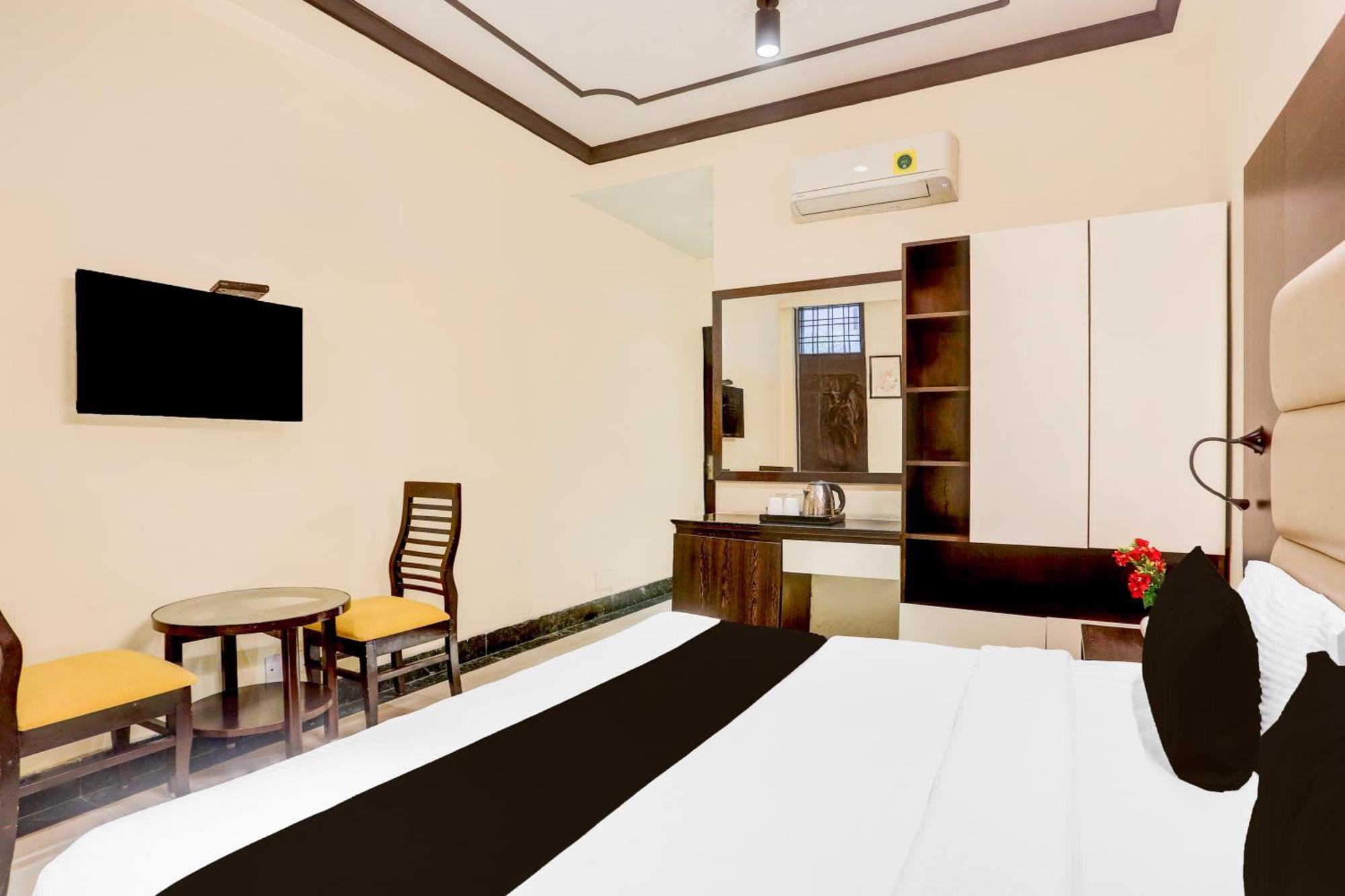 Super Townhouse Sushant Lok Phase 1 Formerly Hotel Neven غورغاون المظهر الخارجي الصورة