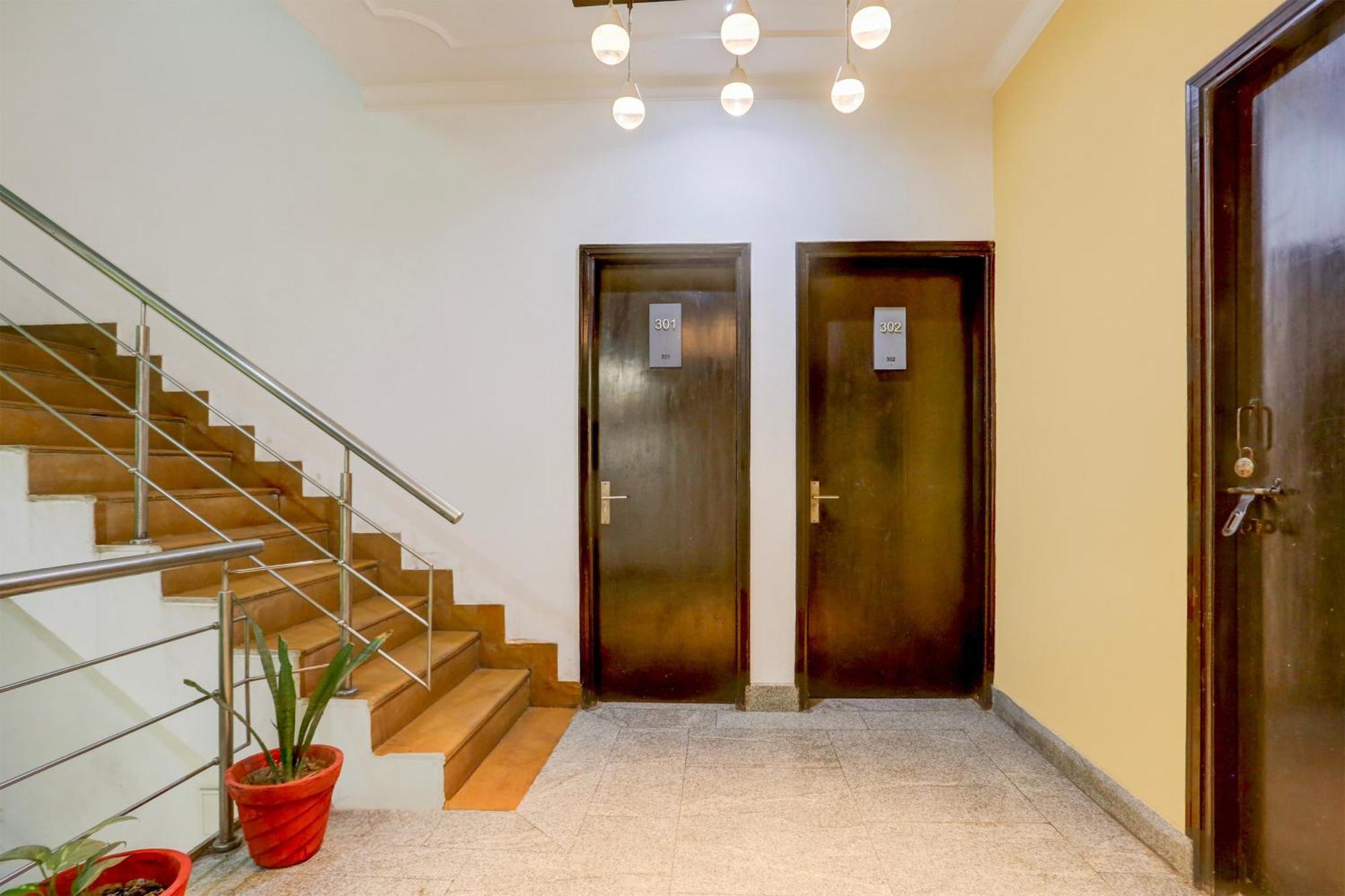 Super Townhouse Sushant Lok Phase 1 Formerly Hotel Neven غورغاون المظهر الخارجي الصورة