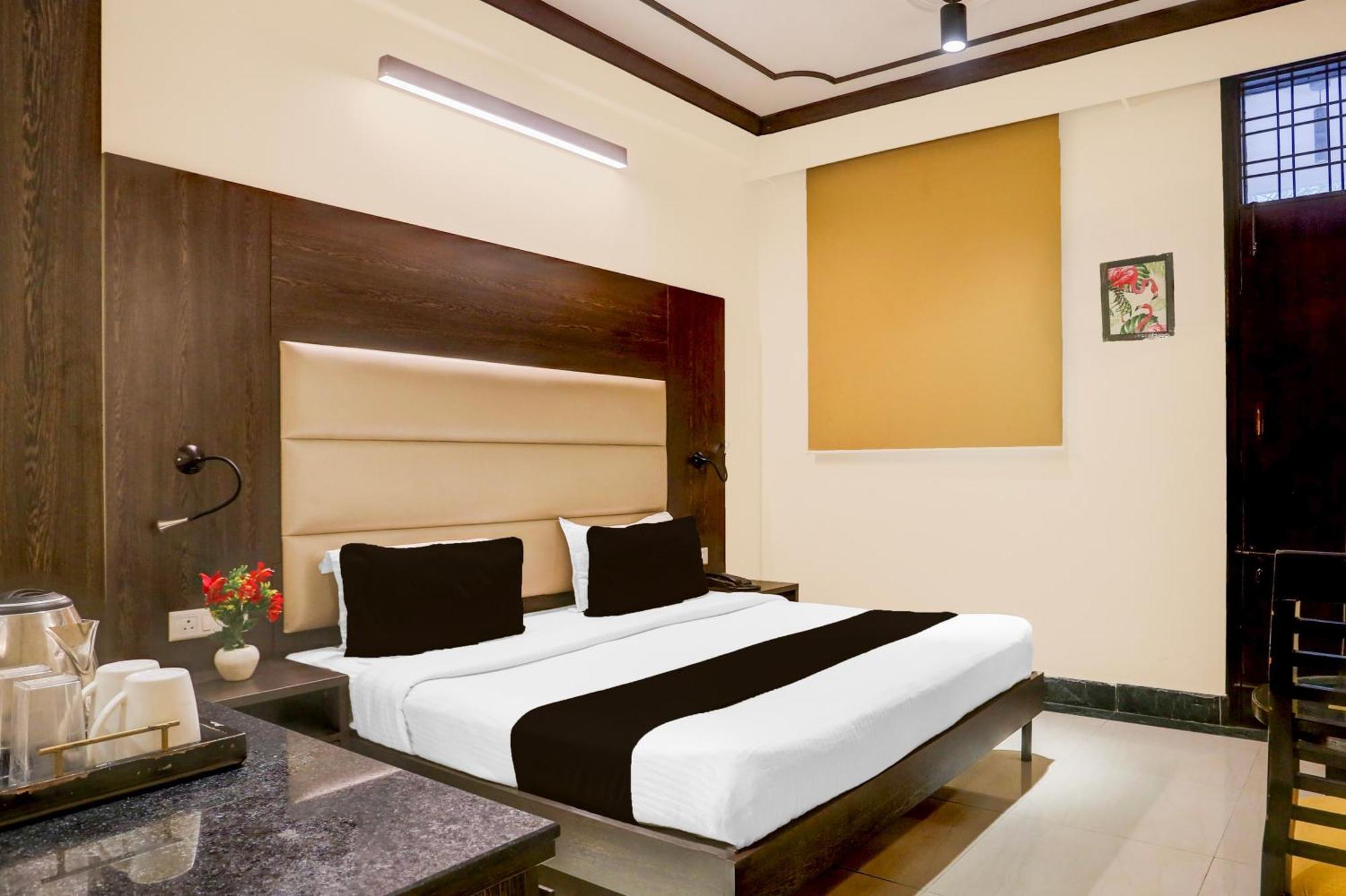 Super Townhouse Sushant Lok Phase 1 Formerly Hotel Neven غورغاون المظهر الخارجي الصورة