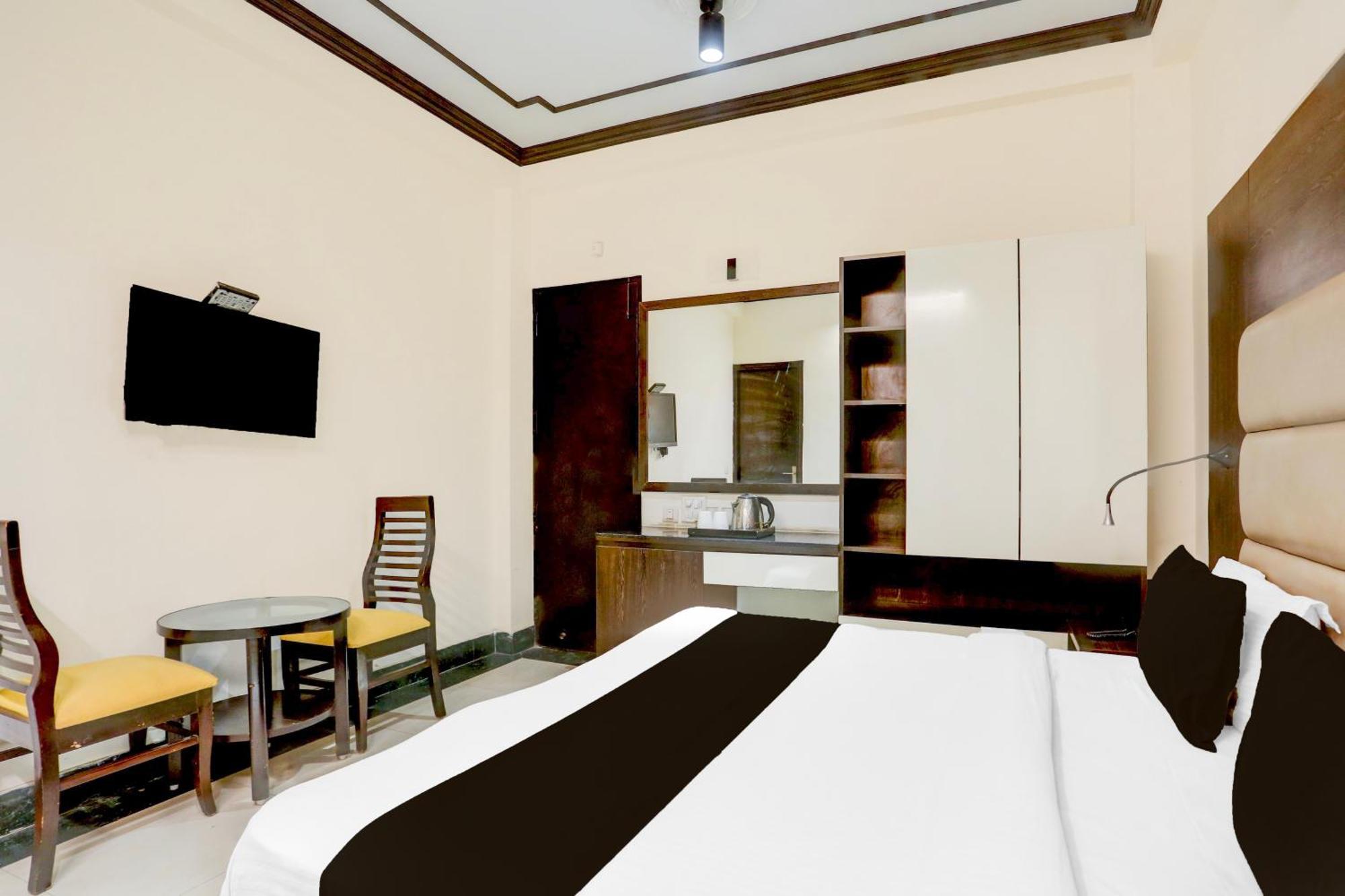 Super Townhouse Sushant Lok Phase 1 Formerly Hotel Neven غورغاون المظهر الخارجي الصورة