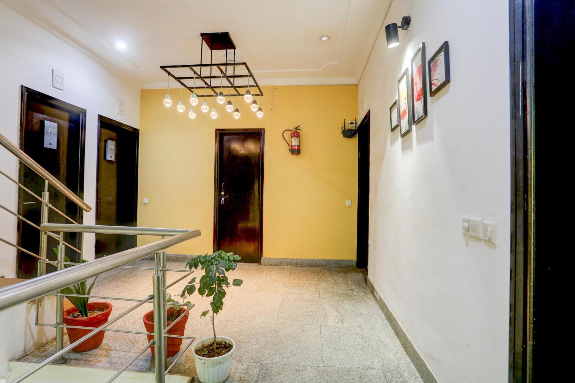 Super Townhouse Sushant Lok Phase 1 Formerly Hotel Neven غورغاون المظهر الخارجي الصورة
