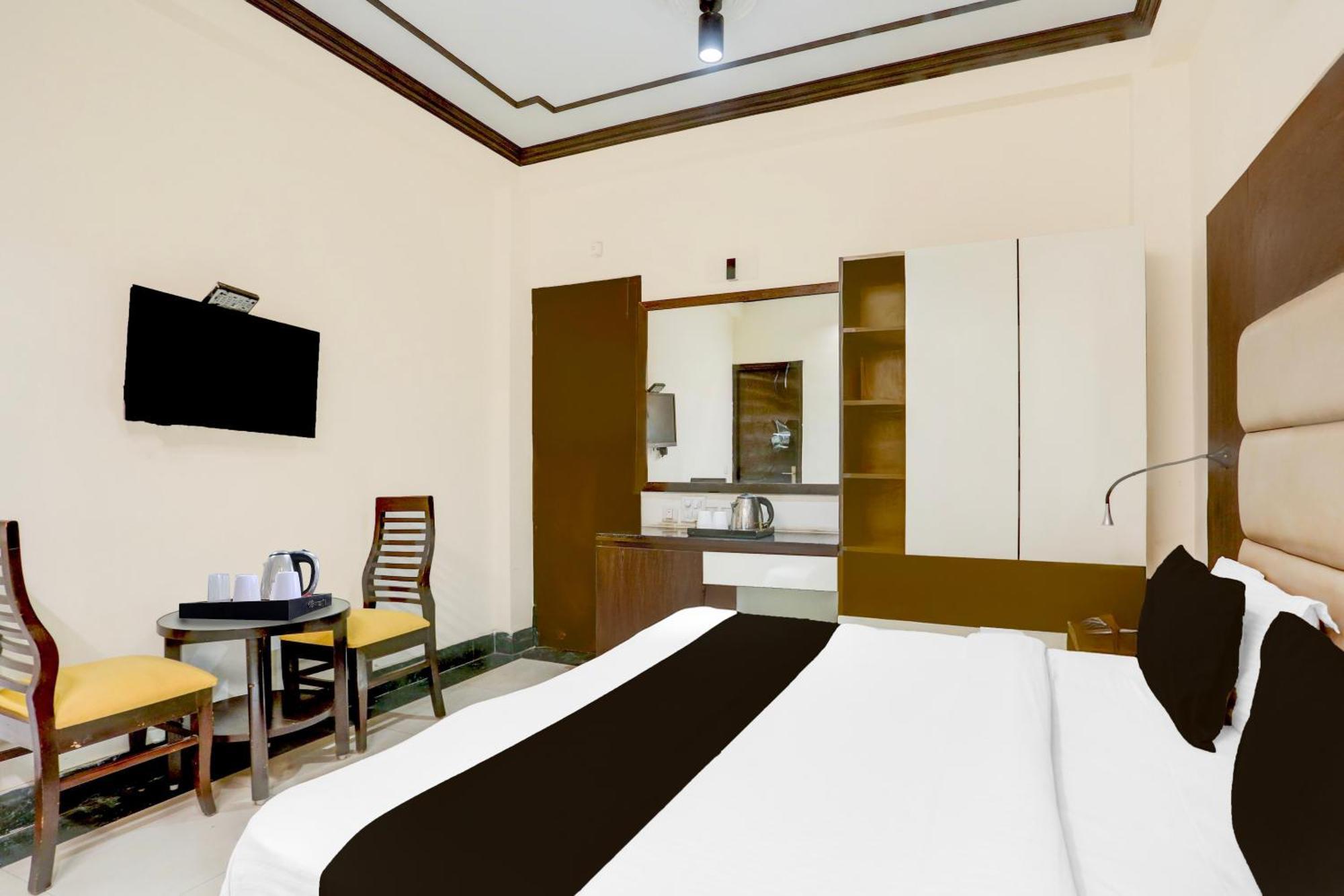 Super Townhouse Sushant Lok Phase 1 Formerly Hotel Neven غورغاون المظهر الخارجي الصورة