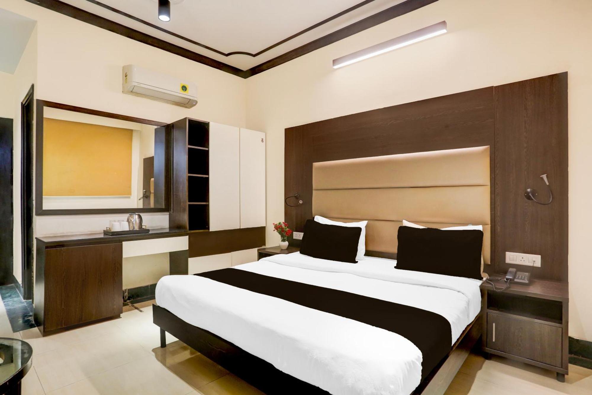 Super Townhouse Sushant Lok Phase 1 Formerly Hotel Neven غورغاون المظهر الخارجي الصورة
