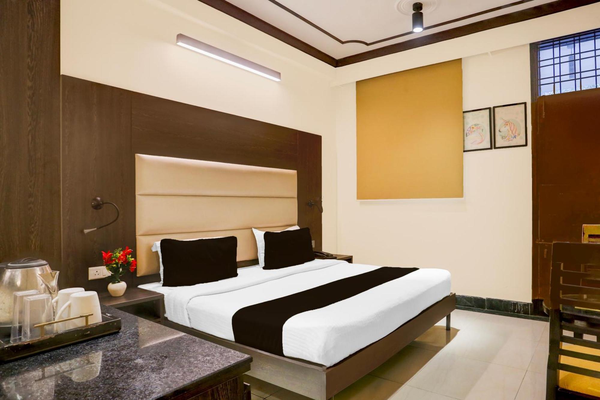 Super Townhouse Sushant Lok Phase 1 Formerly Hotel Neven غورغاون المظهر الخارجي الصورة
