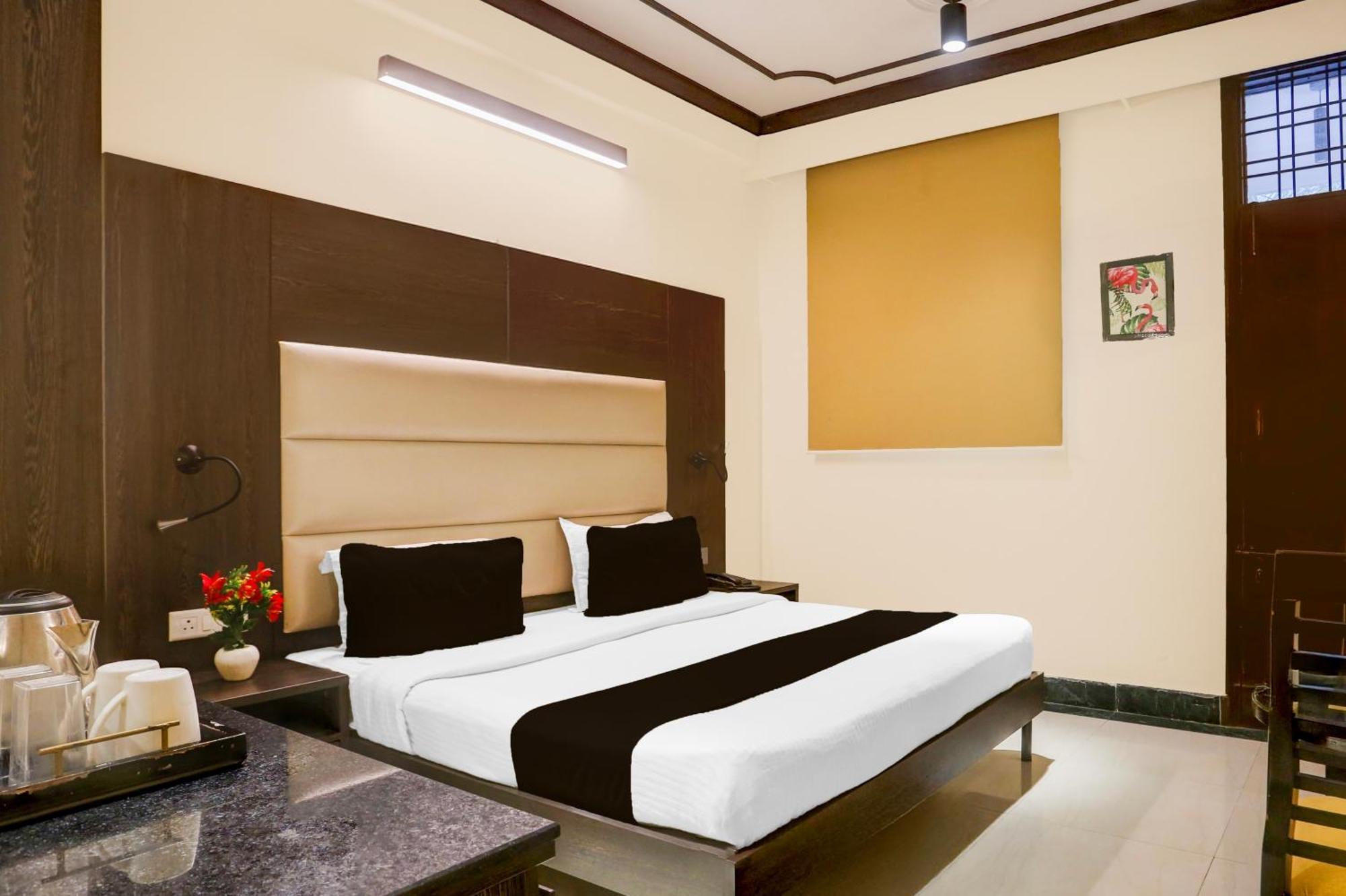 Super Townhouse Sushant Lok Phase 1 Formerly Hotel Neven غورغاون المظهر الخارجي الصورة